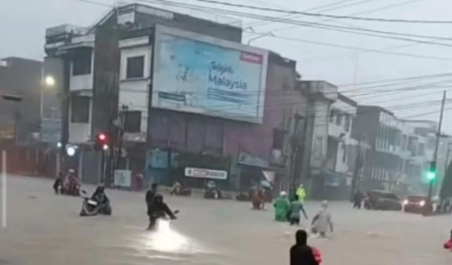 Banjir Besar Rendam Kota Medan, Puluhan Wilayah Terendam akibat Hujan Ekstrem dan Luapan Sungai
