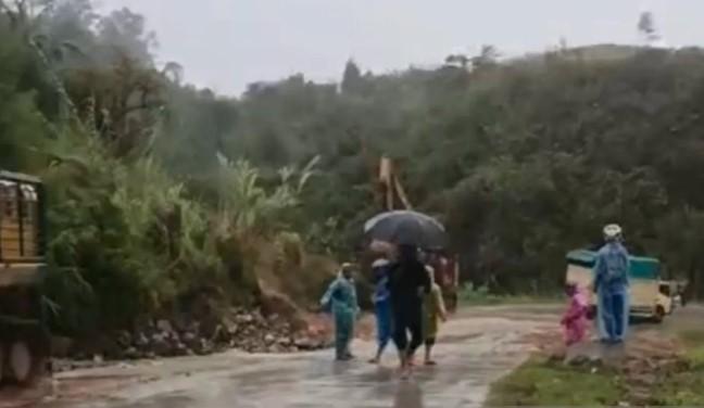 Akses Jalan Solok–Solok Selatan Kembali Normal setelah Longsor di Alahan Panjang Dibersihkan