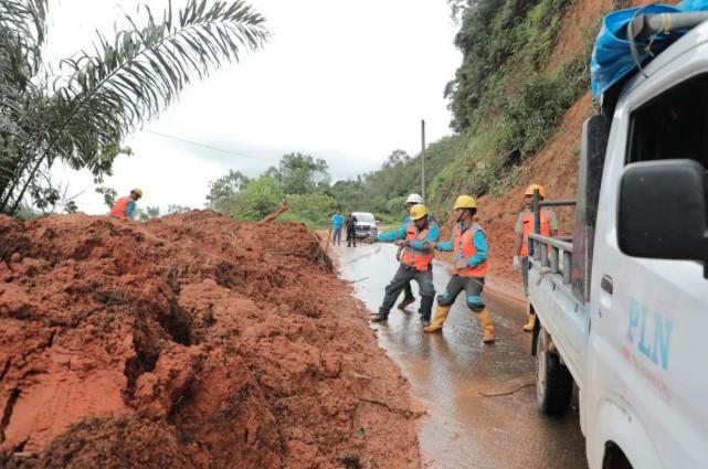 PLN Pulihkan Listrik untuk 214 Ribu Pelanggan Terdampak Banjir dan Longsor di Sumut