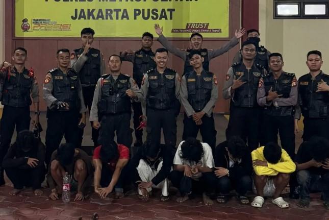 Polisi Tangkap 8 Pemuda Tawuran Bersenjata Tajam di Bawah Flyover Roxy Jakarta Pusat