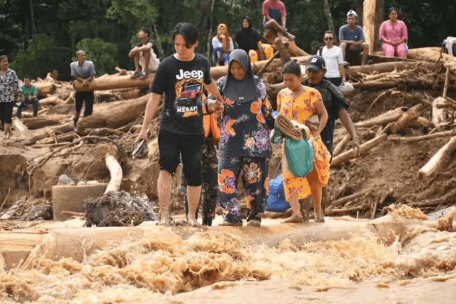Prajurit Kodam I/BB Bangun Jembatan Darurat untuk Warga Terisolasi Akibat Banjir di Batang Toru