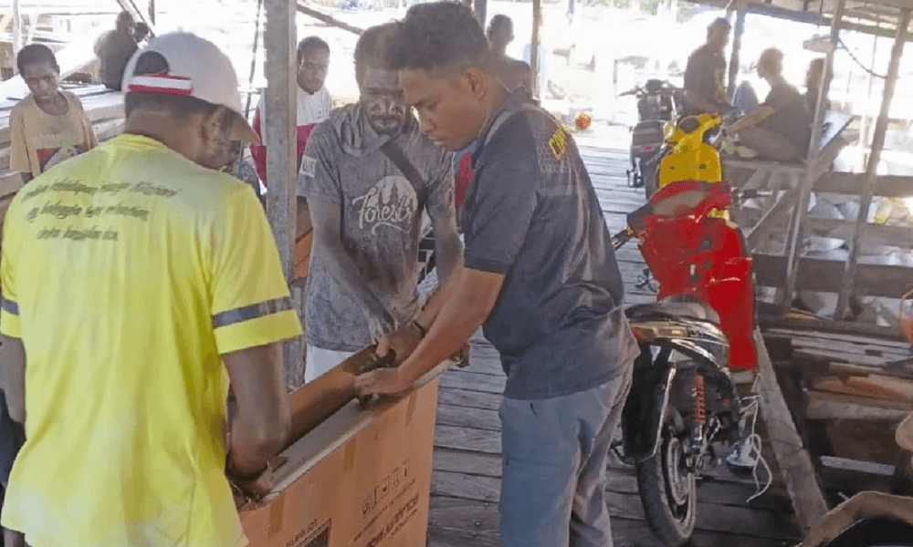 Polres Asmat Serahkan Bantuan Solar Sel untuk Warga Kampung Yepem di Papua Selatan