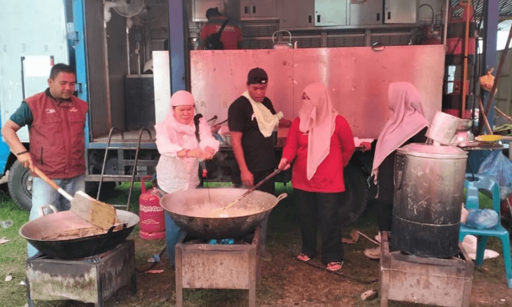 Dinsos Aceh Tenggara Salurkan 2.000 Nasi Bungkus per Hari untuk Pengungsi Banjir