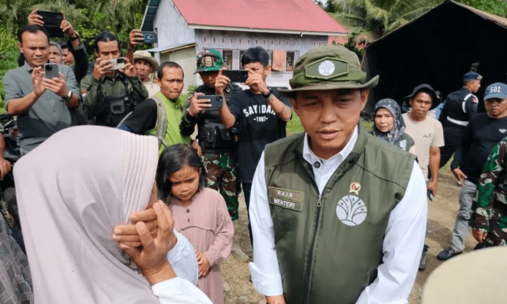 Menteri Kehutanan Raja Juli Antoni Salurkan Bantuan Rp100 Juta untuk Korban Bencana di Agam, Sumatera Barat