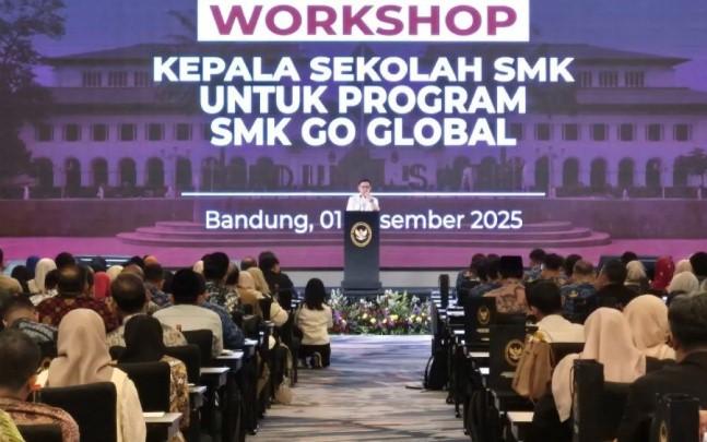 Kementerian Koordinator Bidang Pemberdayaan Masyarakat (Kemenko PM) meluncurkan Program SMK Go Global sebagai upaya untuk mem