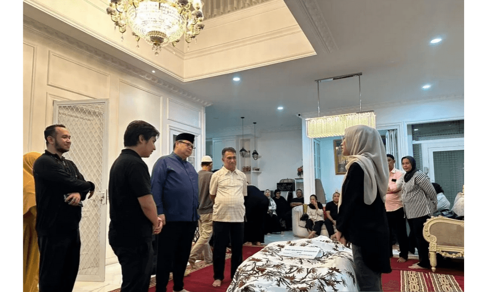 Airlangga Hartarto Kunjungi Rumah Duka Said Assagaff, Kenang Sosok Gubernur Maluku yang Pekerja Keras dan Ikhlas