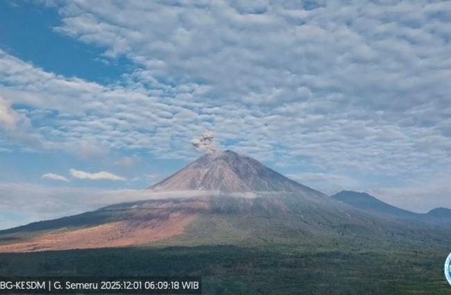Gunung Semeru Tiga Kali Erupsi Pagi Ini, Kolom Abu Capai 900 Meter dan Status Tetap Siaga