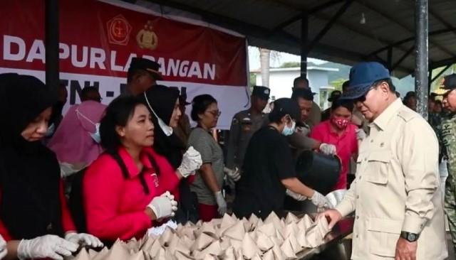 Presiden Prabowo Tinjau Dapur Umum dan Posko Pengungsian di Tapanuli Tengah