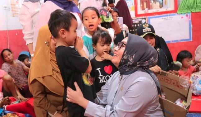 Menteri PPPA Tinjau Posko Pengungsian di Padang dan Tegaskan Prioritas Kelompok Rentan