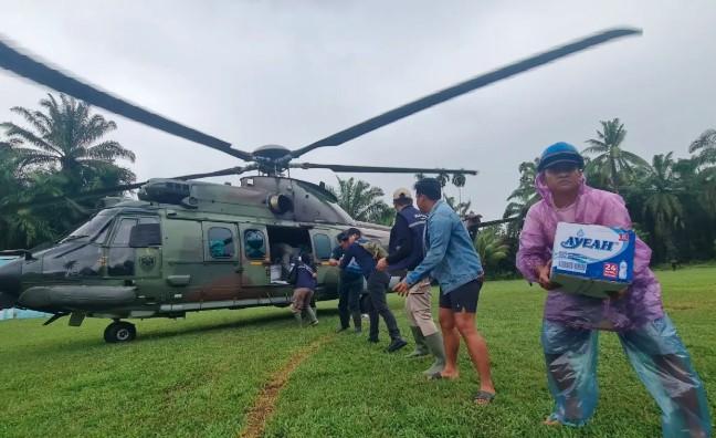 Lanud Sutan Sjahrir Kerahkan Helikopter Caracal untuk Salurkan 3,5 Ton Bantuan ke Salareh Aia