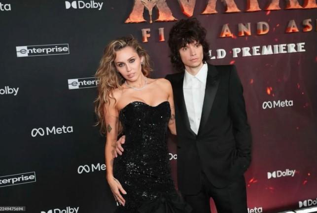 Miley Cyrus dan Maxx Morando Dikabarkan Bertunangan setelah Empat Tahun Berpacaran