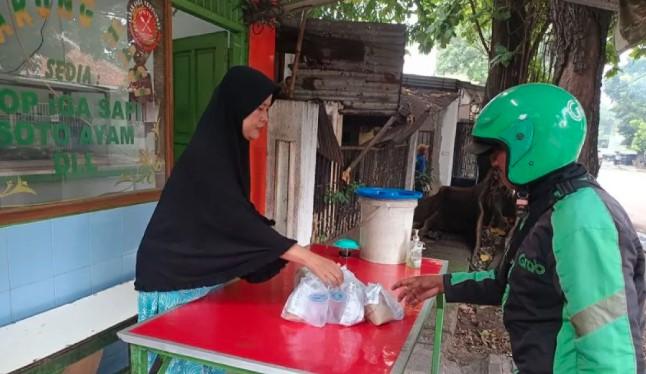 Pedagang Warteg Jakarta Bagikan Nasi Gratis, Tolak Raperda Kawasan Tanpa Rokok