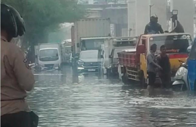 Banjir Rob Setinggi 40 Sentimeter Rendam Jalan RE Martadinata dan Ganggu Mobilitas Warga