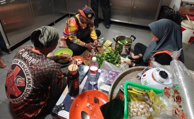 Kisah Dapur Kecil KN Ganesha di Tengah Operasi SAR Sumatera