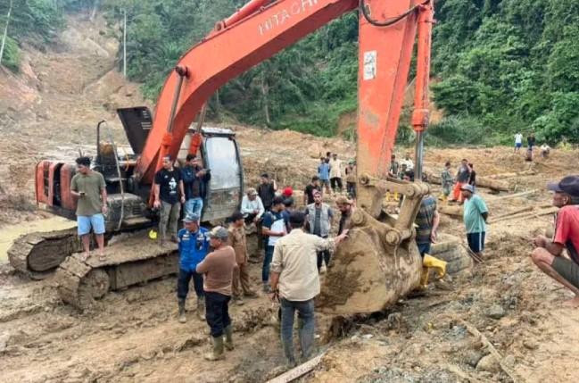 BPBD Aceh Timur Terus Berupaya Buka Akses Darurat untuk Penyaluran Bantuan Banjir