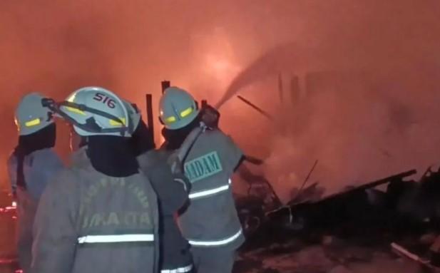 Korsleting Listrik Picu Kebakaran di Cakung Timur, 9 Rumah Kontrakan Ludes Dilalap Api