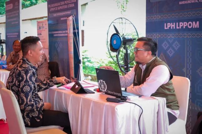 Menteri UMKM Salurkan Bantuan dan Layanan Pemulihan bagi Pelaku Usaha Terdampak Banjir di Mandailing Natal