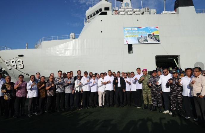 Mentan Amran Kirimkan  Bantuan Bencana Sumatra dengan KRI Banda Aceh