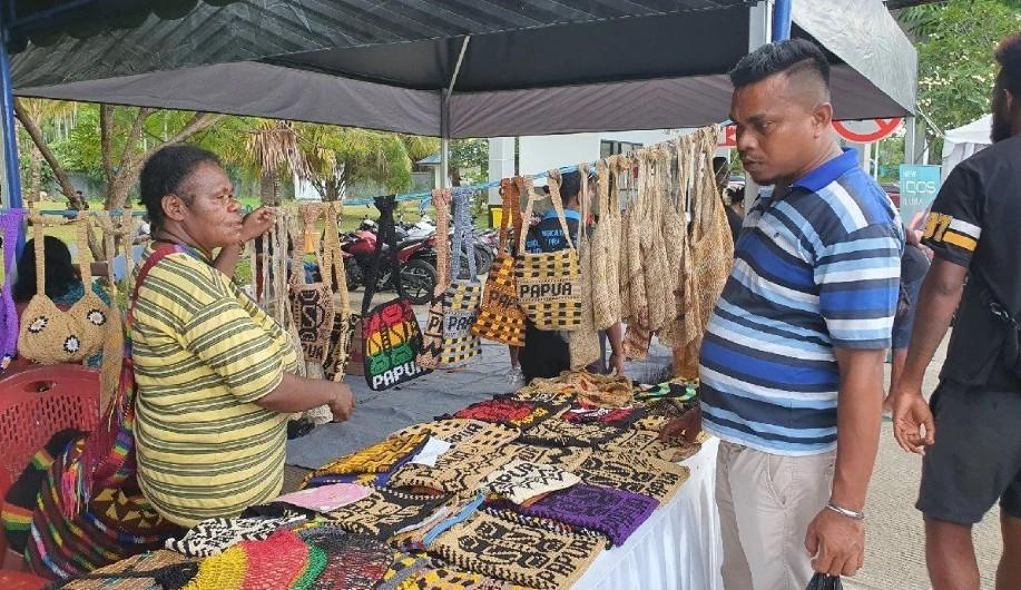 Pemerintah Papua Wajibkan Noken di Kegiatan Resmi sebagai Upaya Pelestarian Budaya dan Pemberdayaan Ekonomi