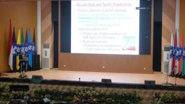 Guru Besar Universitas Kyoto Paparkan Ancaman Penurunan Populasi Terhadap Sektor Pertanian dalam Simposium di IPB