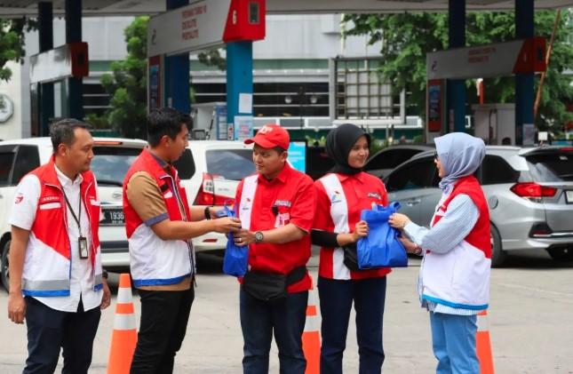 Pertamina Salurkan Bantuan Makanan Tambahan untuk 400 Operator SPBU di Medan Selama Masa Tanggap Darurat