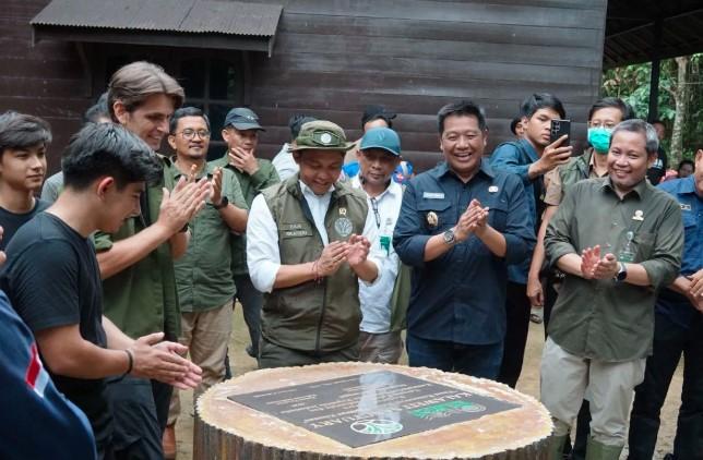 Menteri Kehutanan Resmikan Pusat Suaka Owa di Barito Utara, Tegaskan Komitmen Pelestarian Satwa dan Hutan