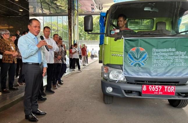 KLH Kirim Bantuan Pascabencana ke Tiga Provinsi Sumatra dan Serahkan Fasilitas Pengelolaan Sampah ke Delapan Daerah