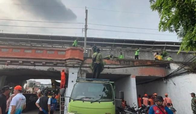 Pemkot Jakarta Timur Gelar Aksi Bersih-Bersih Jembatan Cagar Budaya di Matraman