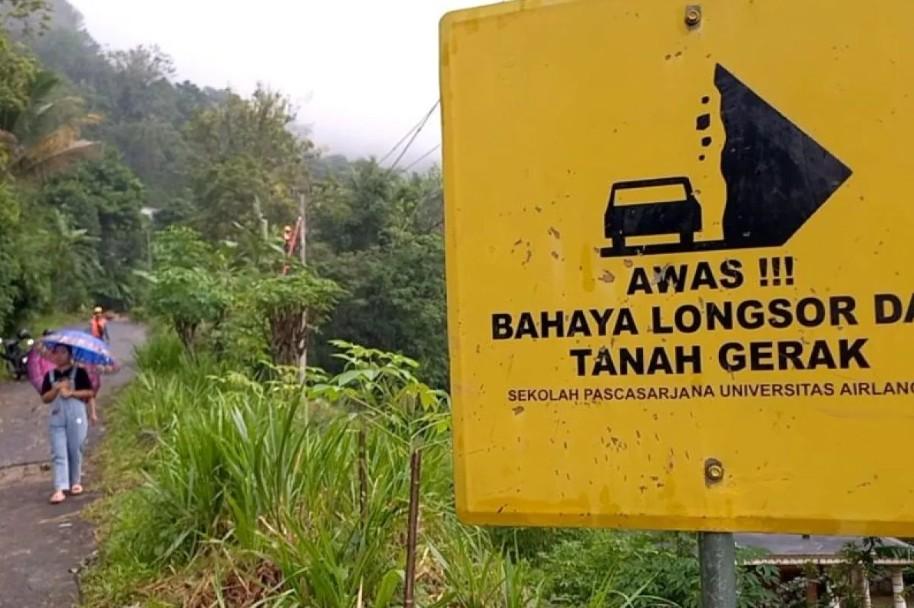 Antisipasi Bencana Akhir Tahun, BPBD Trenggalek Pasang EWS dan CCTV di Titik Rawan