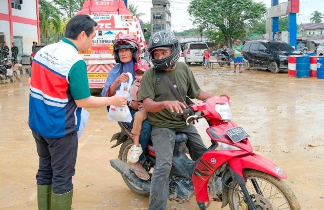 Pertamina Patra Niaga Salurkan Bantuan Kesehatan bagi Warga dan Operator SPBU Terdampak Banjir di Aceh Tamiang
