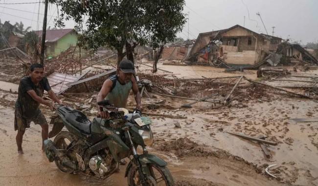 Jumlah Pengungsi Bencana di Sumatera Menurun, TNI Tetap Maksimalkan Bantuan dan Evakuasi