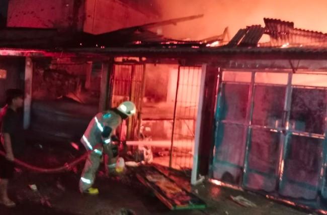 Enam Bangunan Hangus Terbakar di Kembangan, Lima KK Kehilangan Tempat Tinggal
