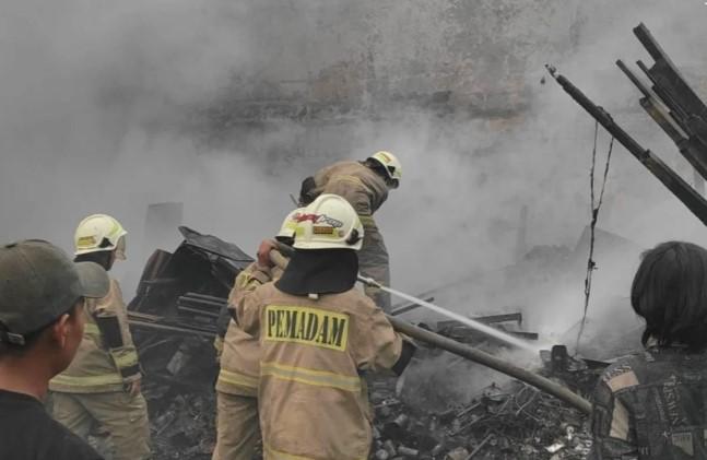 Kebakaran Lapak Barang Bekas di Cengkareng Diduga Akibat Korsleting, 70 Personel Damkar Dikerahkan
