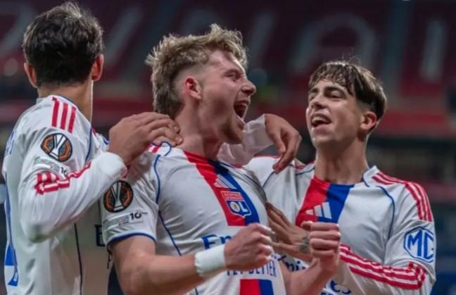 Lyon Pertahankan Status Pemuncak Klasemen Usai Kalahkan Go Ahead Eagles 2-1 di Groupama Stadium