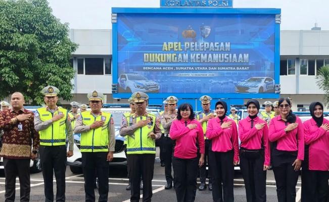 Korlantas Polri Kirim 25 Mobil Patroli dan 1.500 Paket Sembako ke Wilayah Bencana di Sumatera