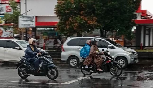 BMKG Prakirakan Hujan Ringan Meluas di Indonesia, Tiga Kota Berpotensi Alami Petir