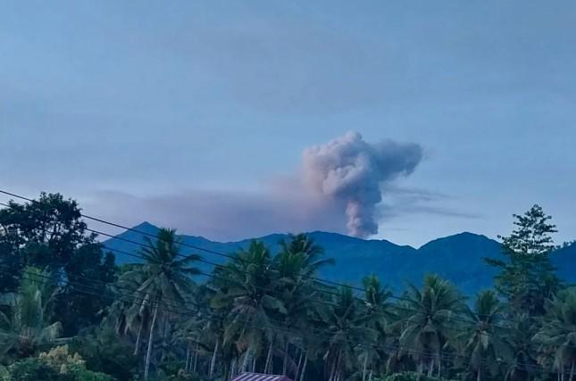 Gunung Dukono Keluarkan Asap Putih Kelabu Setinggi 900 Meter, Aktivitas Masih Terkendali