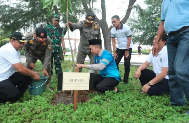 Bupati Kepulauan Seribu Ajak Warga Aktif Jaga Kebersihan Pesisir Lewat Kerja Bakti Massal