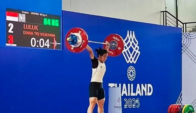 Luluk Diana Persembahkan Emas Pertama untuk Indonesia di Cabang Angkat Besi SEA Games 2025