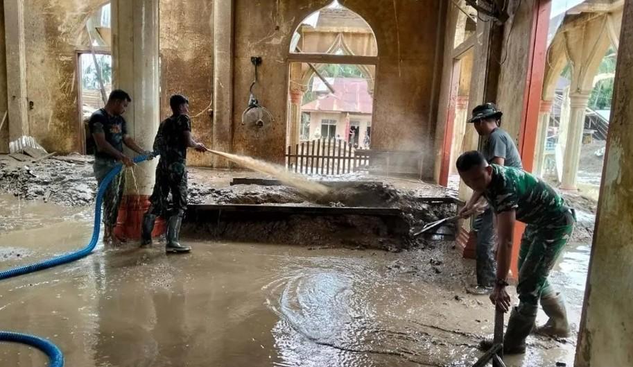 TNI Bersihkan Lumpur Pascabanjir di Masjid Kampung Tanah Merah, Wujud Sinergi dengan Masyarakat