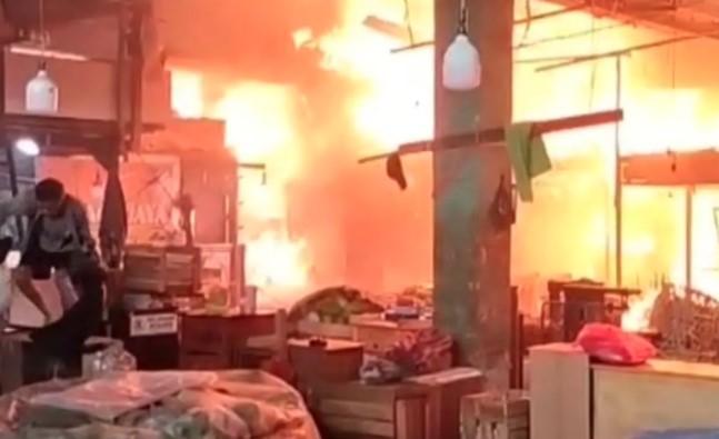 Kebakaran Landa Pasar Induk Kramat Jati Jakarta Timur pada Senin Pagi