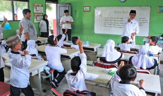 Tangerang Salurkan Beasiswa Cerdas 2025 untuk 30.892 Siswa, Termasuk Penyandang Disabilitas