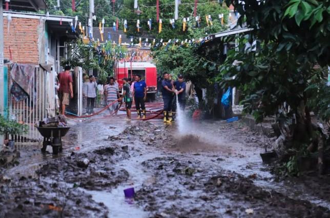 Banjir Parah Rendam Perumahan Villa Indah Tegalbesar Jember, Warga Mengungsi dan Keluhkan Minimnya Bantuan Pengembang