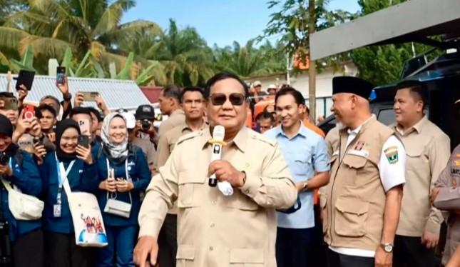 Kunjungi Pengungsi di Agam, Presiden Prabowo Tinjau Hunian Sementara dan Santap Nasi Goreng di Dapur Umum