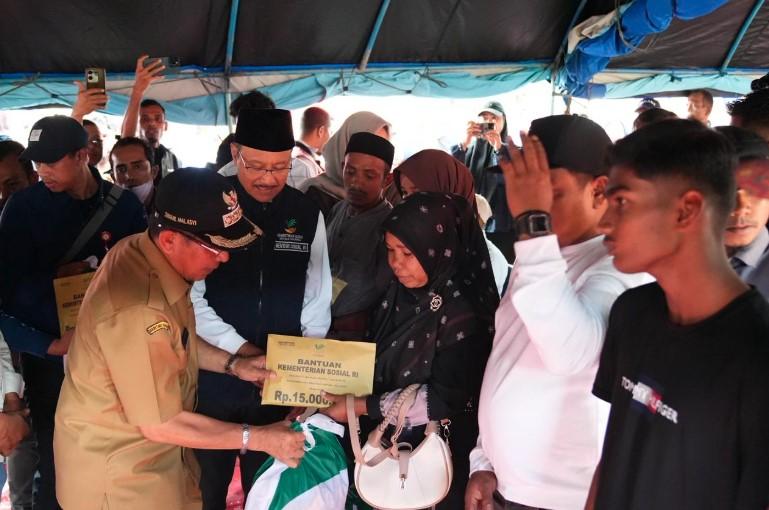 Kemensos Salurkan Santunan Korban Banjir dan Longsor di Aceh, Sumut, dan Sumbar