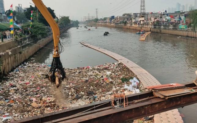 Kurangi Bau Sampah, Sudin LH Jakarta Barat Gencarkan Enzim Probiotik dan Tutup TPS Ilegal