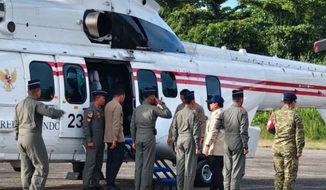 Prabowo Meninjau Tiga Lokasi Bencana di Sumatera Barat dengan Helikopter TNI AU