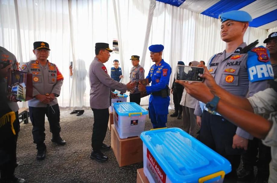 Bantuan Kemanusiaan untuk Personel Terdampak Banjir, Kapolri: “Polri Tidak Akan Pernah Meninggalkan Anggotanya”