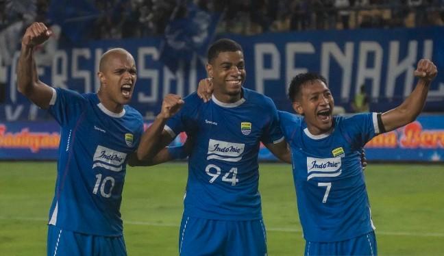 Persib Bandung Borong Dua Penghargaan di Santini JMTV Awards 2025 Berkat Bojan Hodak dan Beckham Putra