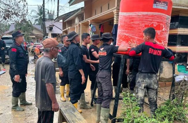 Polri Pasang 387 Tandon Air Bersih di Aceh untuk Penuhi Kebutuhan Warga Pascabencana